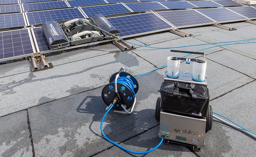Osmosis cleaning with a solarROBOT compact - Next to it stands an Osmobil Pro X