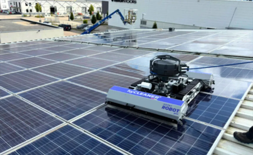 hyCleaner Reinigungsroboter solarROBOT pro reinigt eine PV-Anlage