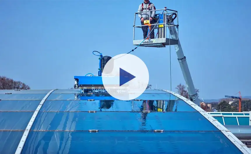 Een gewelfd glazen dak wordt met de glassROBOT gereinigd