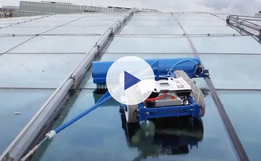 Reinigingsrobot glassROBOT op een glazen dak