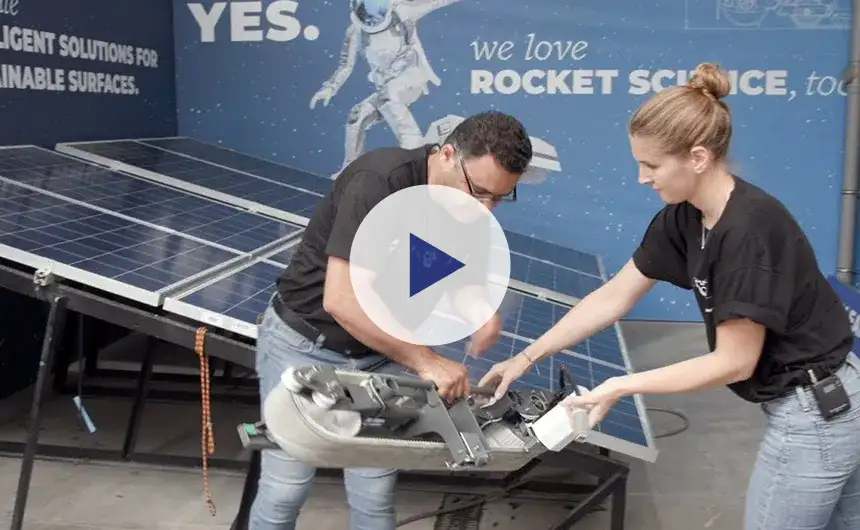 Zwei hyCleaner Mitarbeiter bei der Arbeit an einem Reinigungsroboter