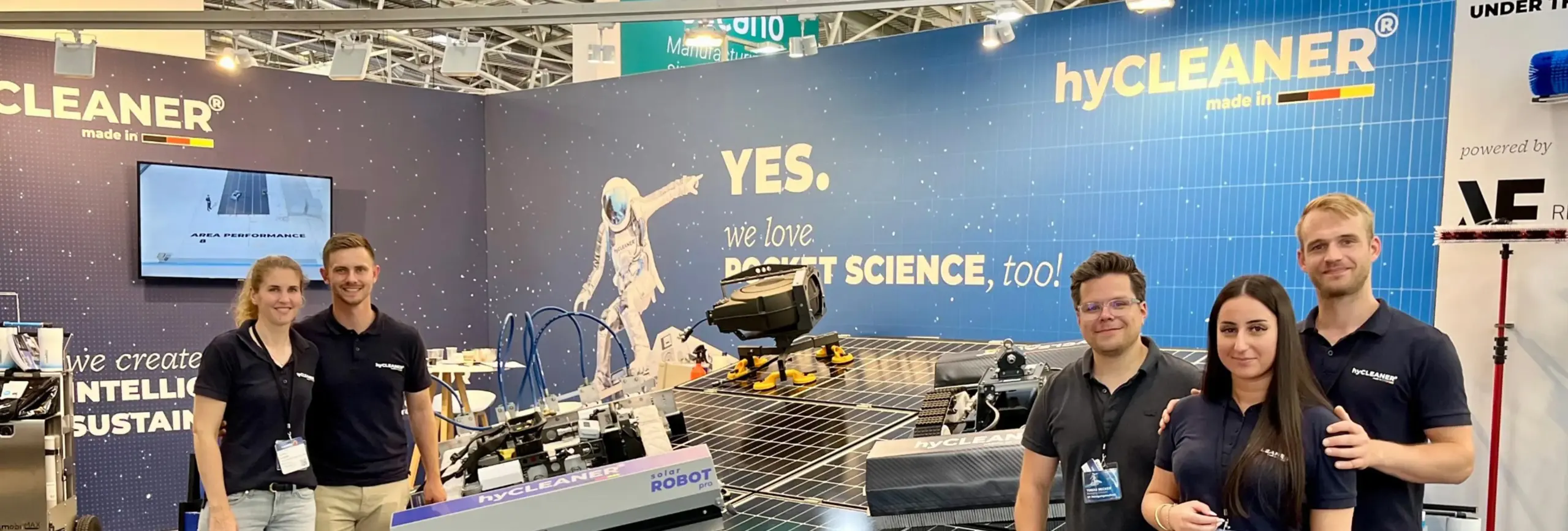 hyCleaner Mitarbeiter vor einem Messestand