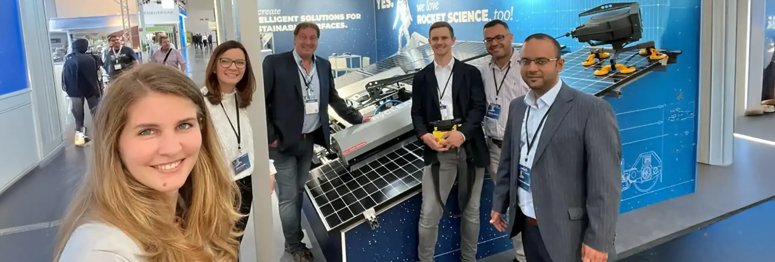 Selfie van enkele personen bij een hyCleaner beursstand