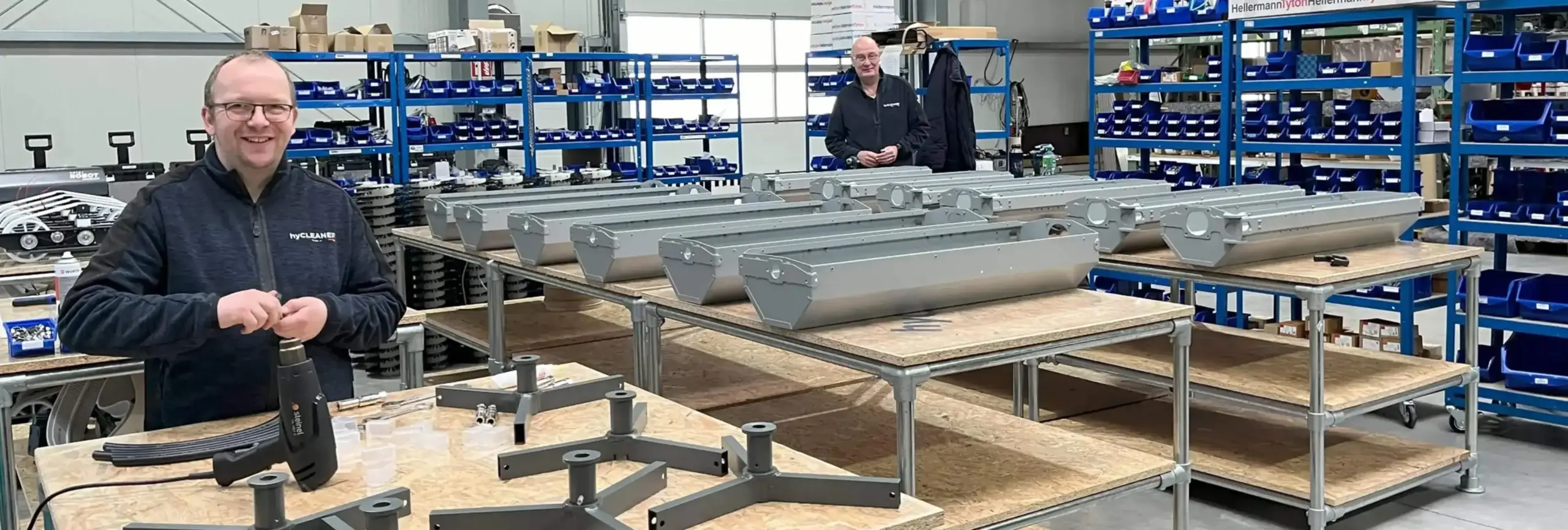 Zwei hyCleaner Mitarbeiter in einer Prduktionshalle