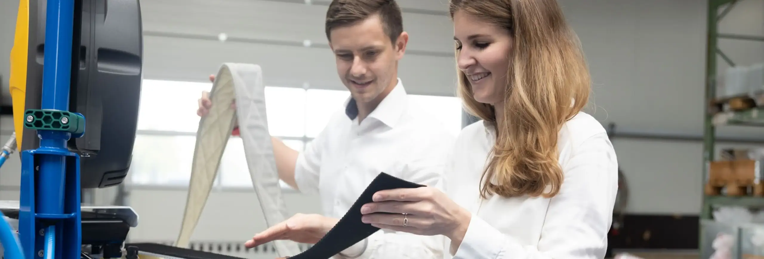 Zwei hyCleaner Mitarbeiter installieren ein Traktionsband