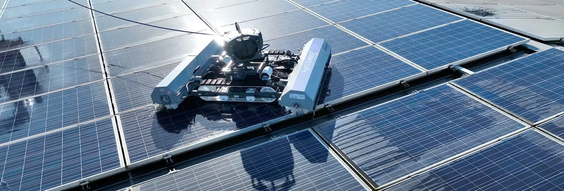 The solarROBOT pro cleaning robot cleans a PV system
