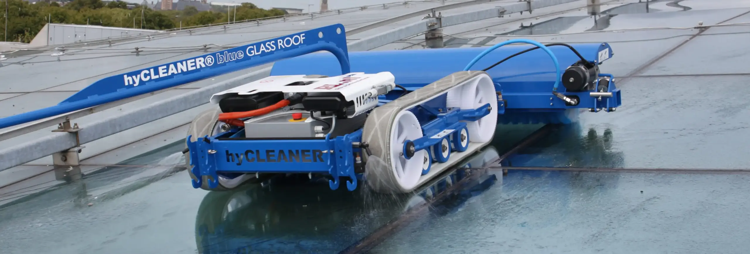 Le robot de nettoyage glassROBOT nettoie une toiture en verre en gros plan