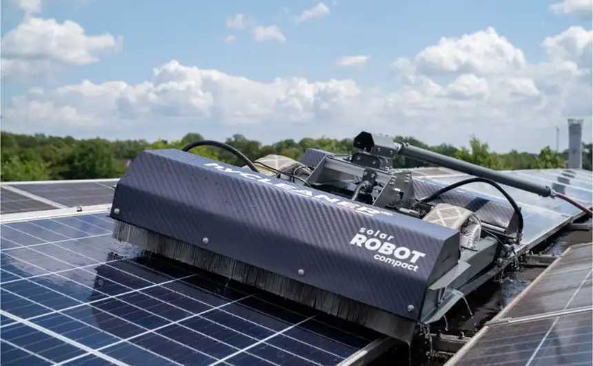 Le solarROBOT compact nettoie une installation photovoltaïque