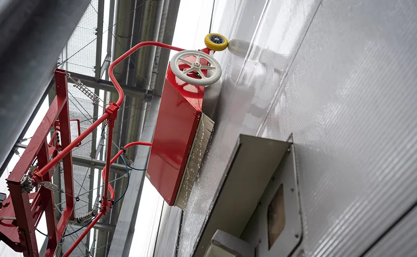 El robot de limpieza facadeBRUSH v-line limpia una fachada