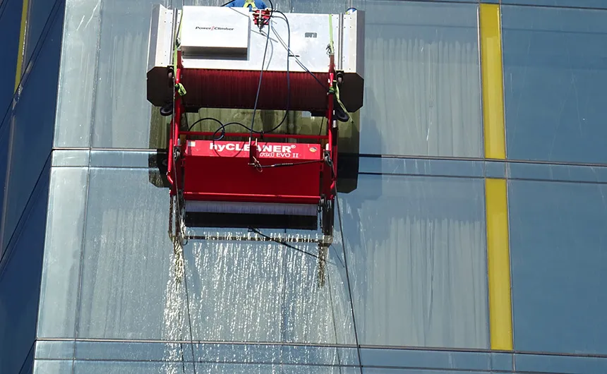 Der Reinigungsroboter facadeBRUSH v-line reinigt eine Glasfassade