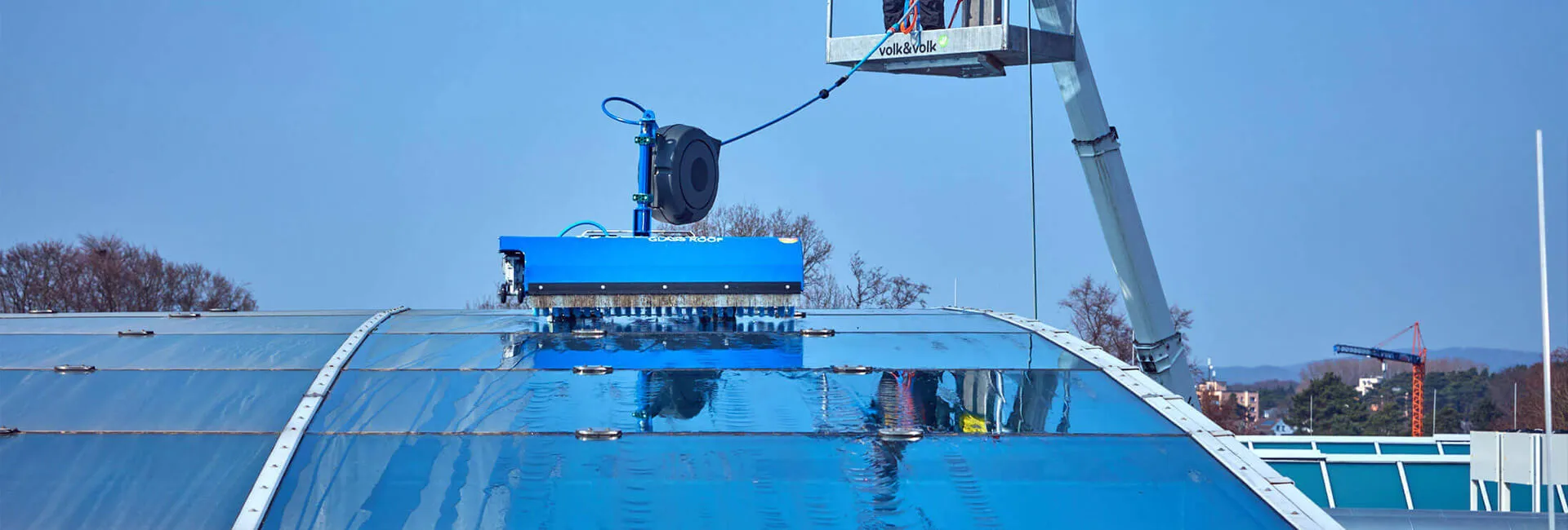 Le robot de nettoyage glassROBOT nettoie une toiture en verre bombée