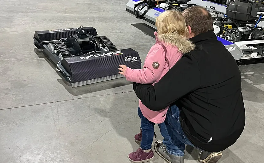 Einem Kind wird der solarROBOT compact vorgeführt