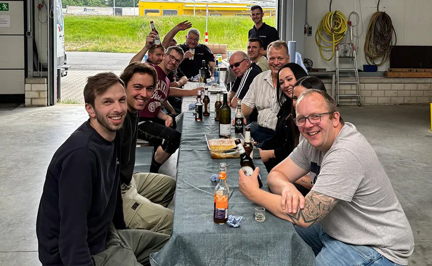 Gruppenfoto an einem langen Tisch