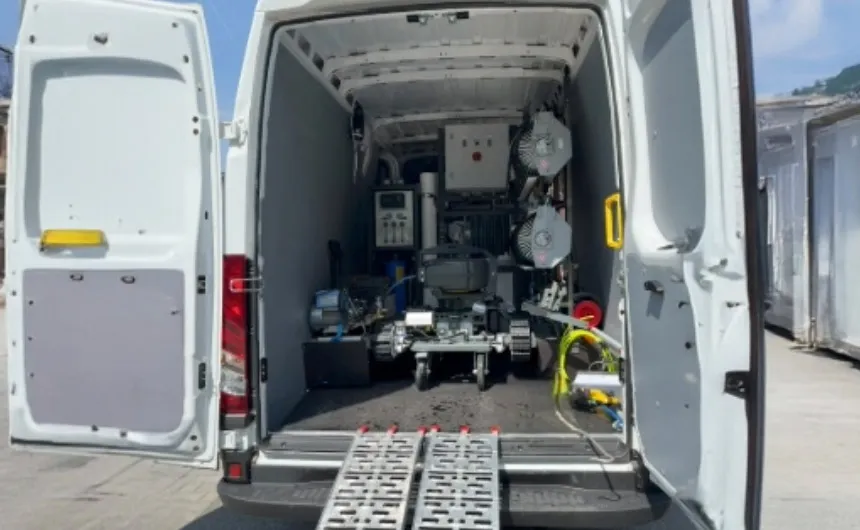 Vue intérieure du système hyCleaner dans l'aménagement du van