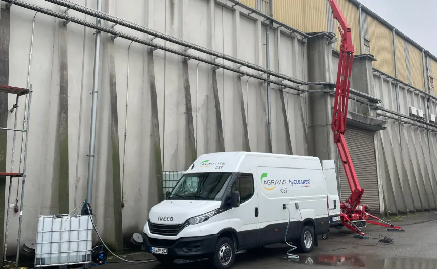 Van hyCleaner avec plate-forme de travail CMC en action