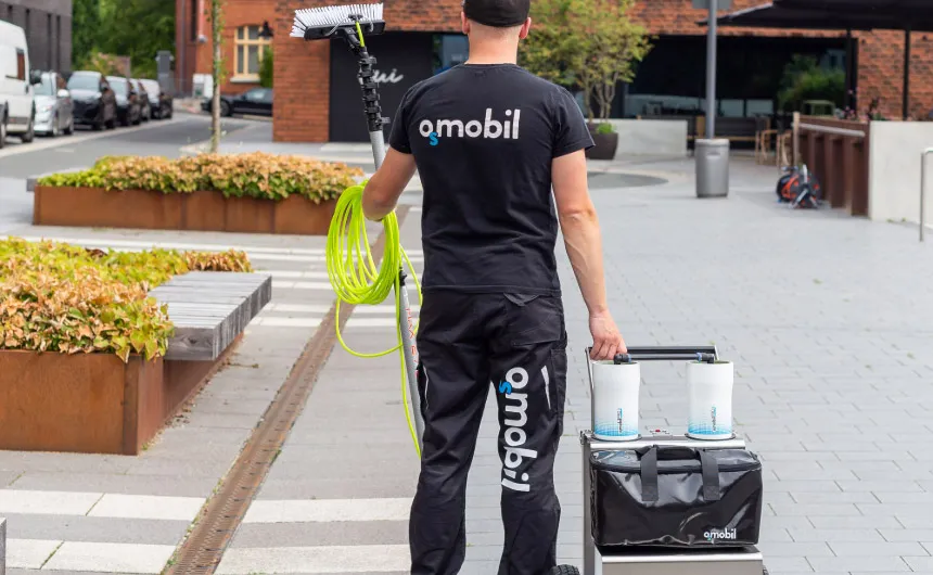 hyVleaner medewerker op weg naar de reinigingswerkzaamheden