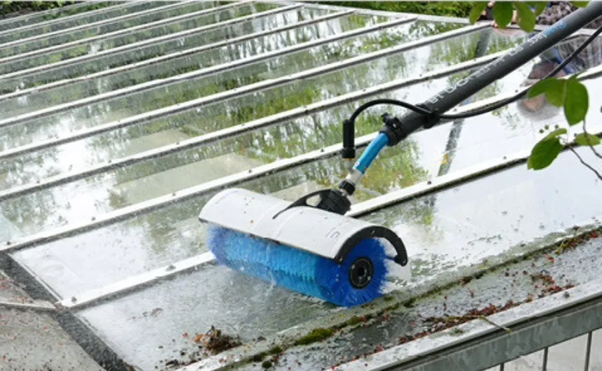 Sterk vervuilde glasoppervlakte wordt met handborstel gereinigd