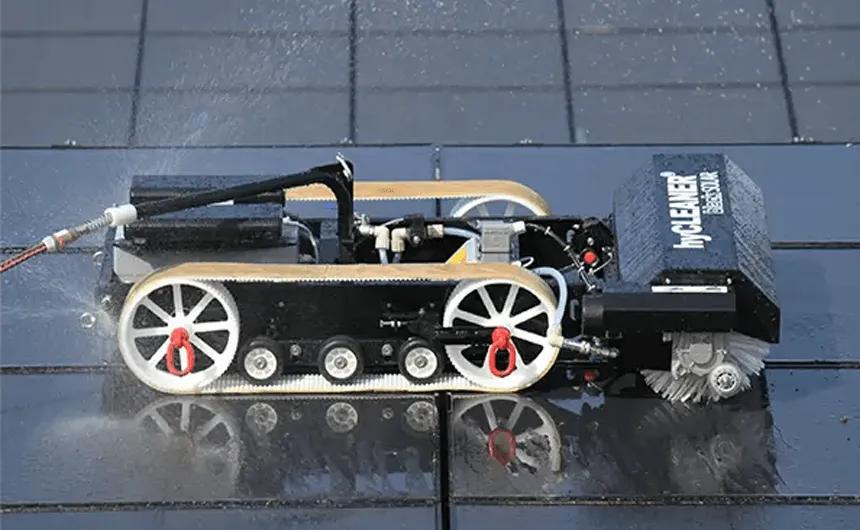 Reinigungsroboter Black Solar reinigt eine PV-Anlage