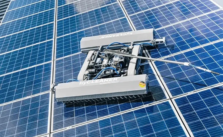 Reinigungsroboter solarROBOT pro auf einer PV-Anlage