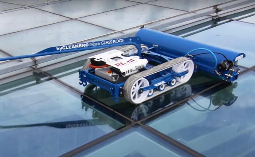 Glasdachreinigung mit dem glassROBOT
