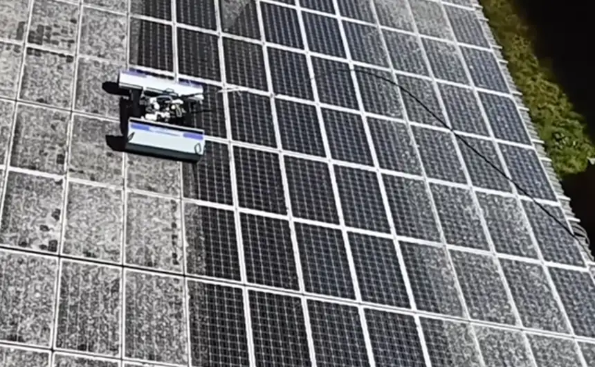 Der Reinigungsroboter DIRT FORCE reinigt eine stark verschmutzte PV-Anlage