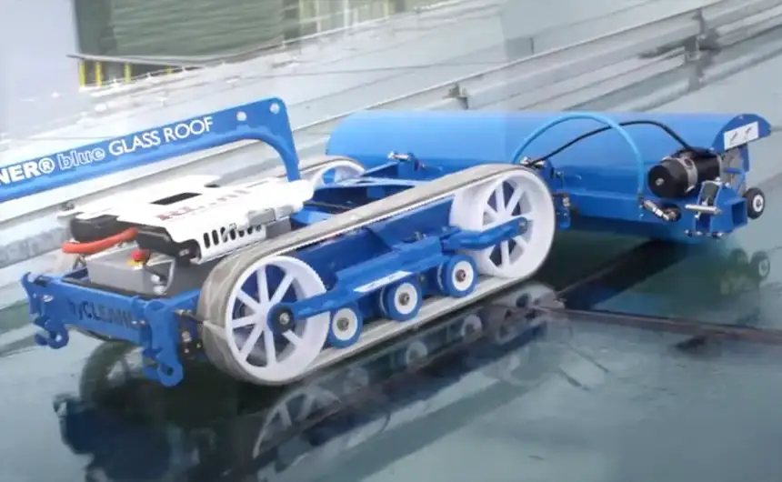 Reinigingsrobot glassROBOT reinigt een glasdak