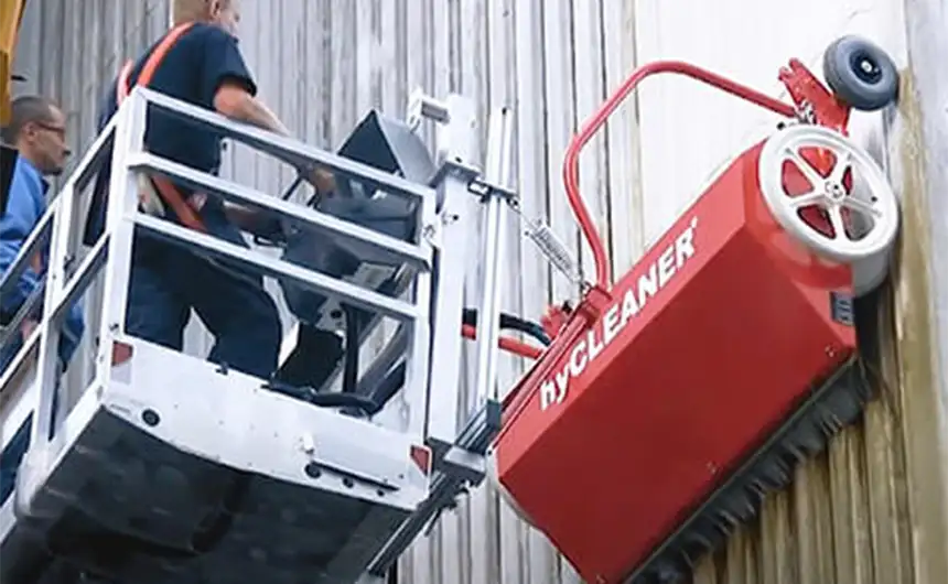 Reinigingsrobot facadeBRUSH v-line reinigt een metalen gevel