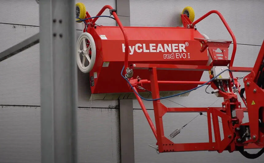 El robot de limpieza hyCLEANER facadeBRUSH v-line limpia una fachada