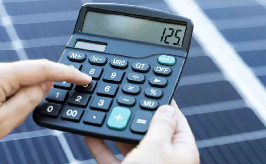 Jemand tippt etwas in einen Taschenrechner ein