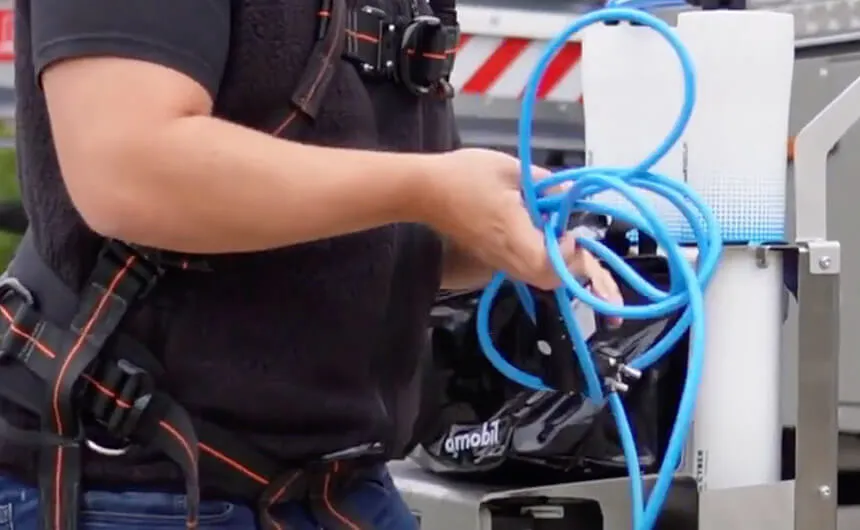 Un collaborateur de hyCleaner travaille avec un système de tuyaux