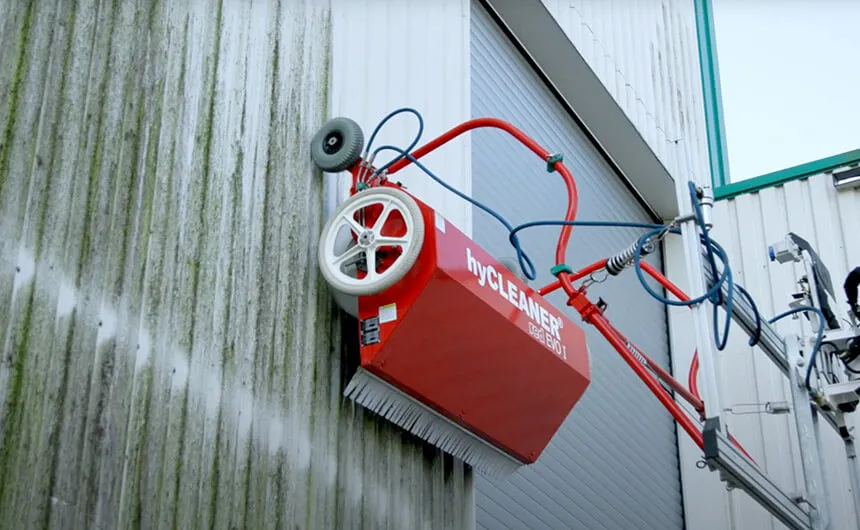 Le robot de nettoyage facadeBRUSH v-line nettoie une façade en tôle