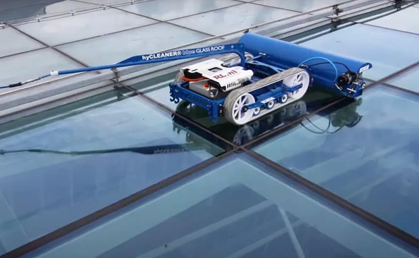 Le robot de nettoyage glassROBOT nettoie une toiture en verre