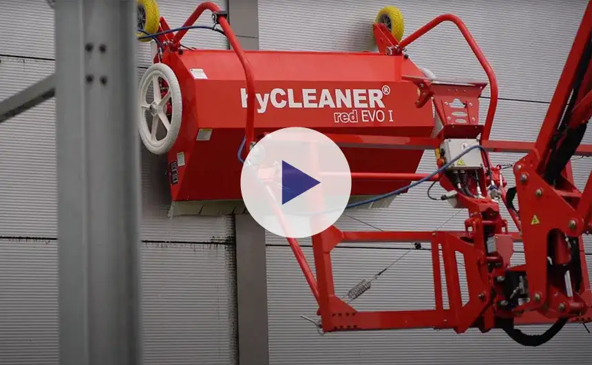 Reinigingsrobot facadeBRUSH v-line in close-up op een gevel