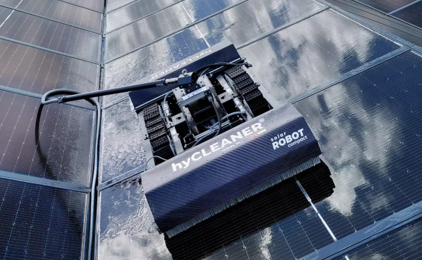 Ein solarROBOT compact reinigt eine PV-Anlage