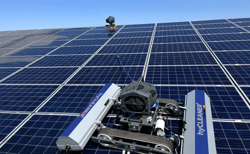 Ein solarROBOT pro reinigt eine PV-Anlage